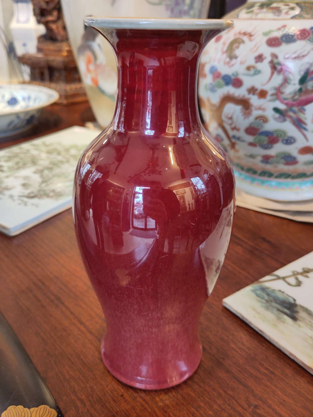 Vase balustre en porcelaine chinoise du XXe siècle, fond sang de bœuf, hauteur 24 cm