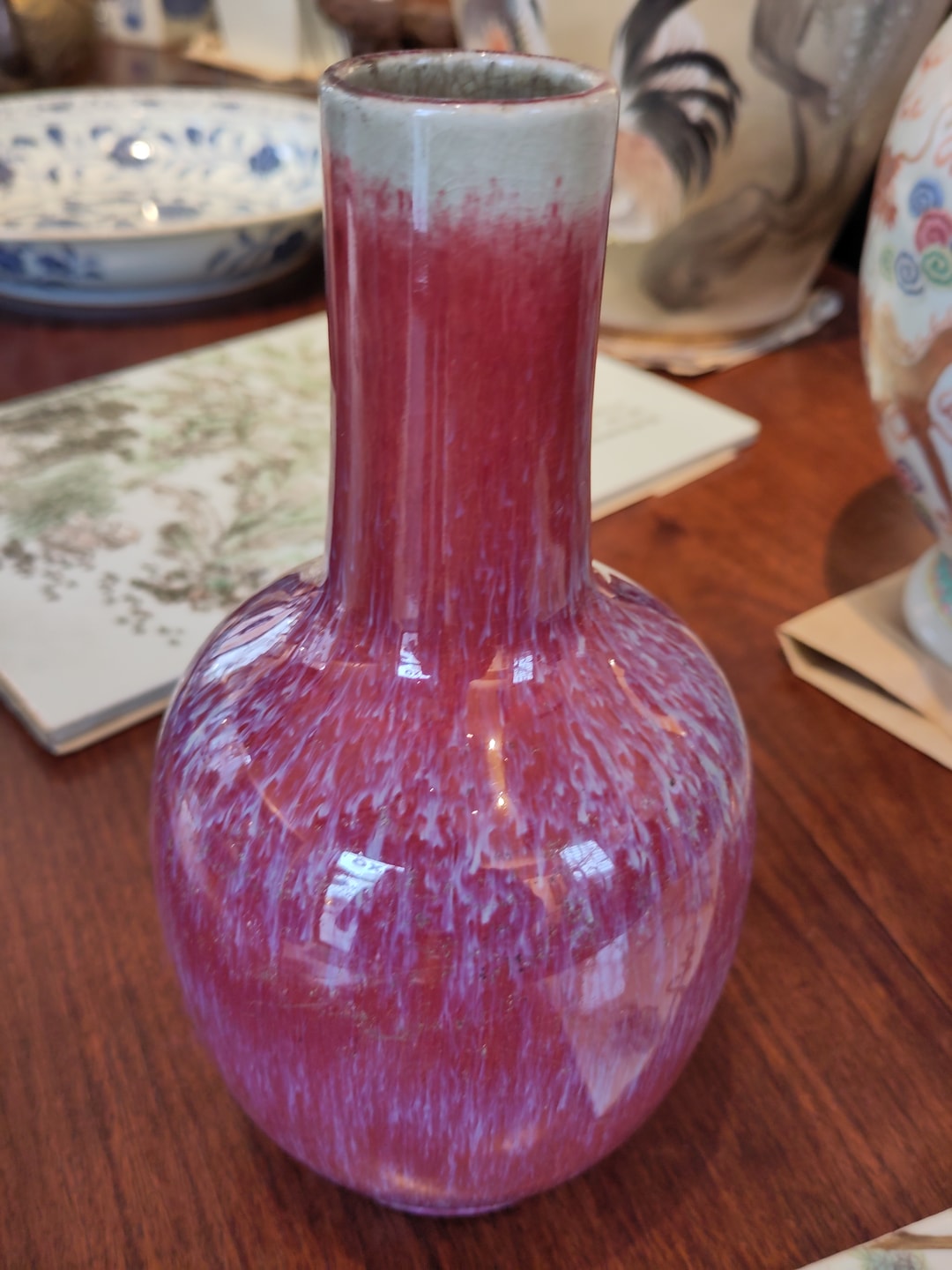 Vase bouteille en porcelaine chinoise du XIXe siècle, fond sang-de-bœuf et nuances aubergines, hauteur 24 cm